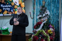 Настоятель Елизаветинского храма рассказал подросткам о празднике Рождества Христова