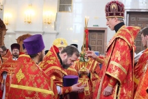 Митрополит Хабаровский и Приамурский Игнатий наградил клириков Хабаровской епархии ко Дню Святой Пасхи . Спасо-Преображенский кафедральный собор. 13 апреля 2015 года