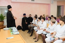 Беседа правящего архиерея с медицинским персоналом центра 